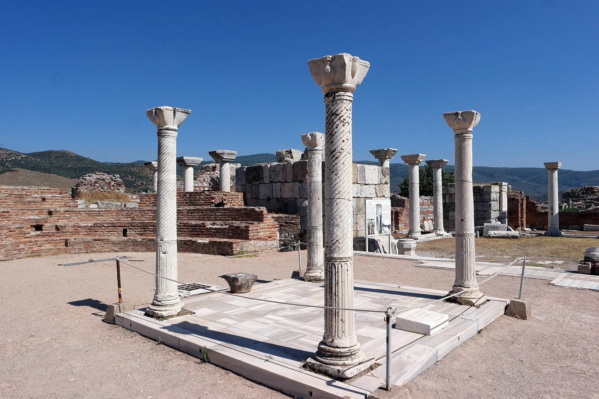 La colline d'Ayasuluk — La basilique Saint-Jean et la forteresse près d'Éphèse