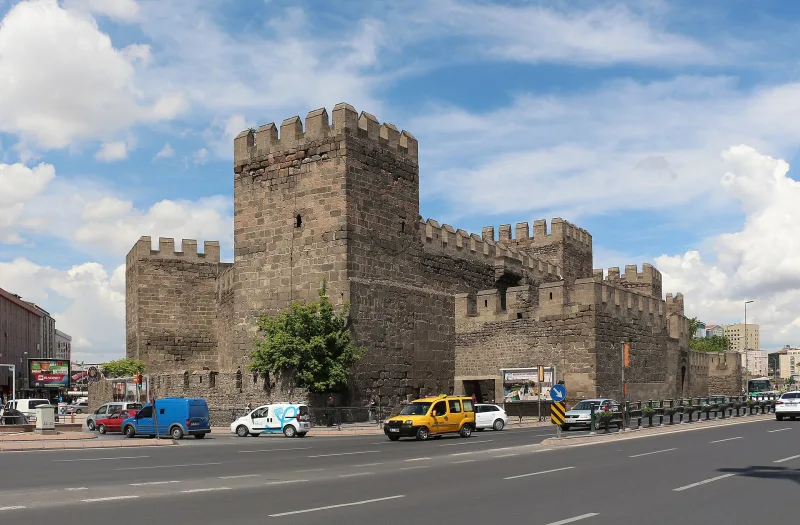 Kayserijská pevnost (Kayseri Kalesi) – bazaltová citadela