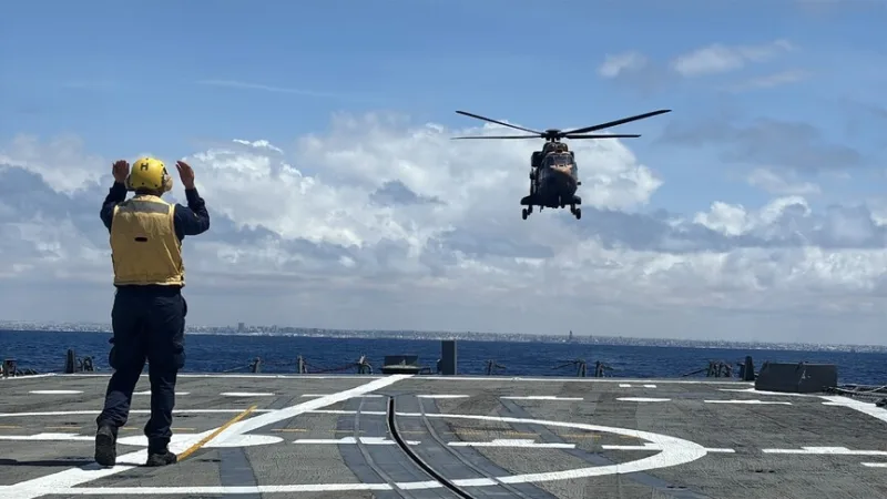 Training für das Starten und Landen auf Schiffen vor der Küste Somalias durch türkische Hubschrauber